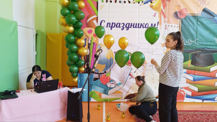 Завершается подготовка к последнему звонку.